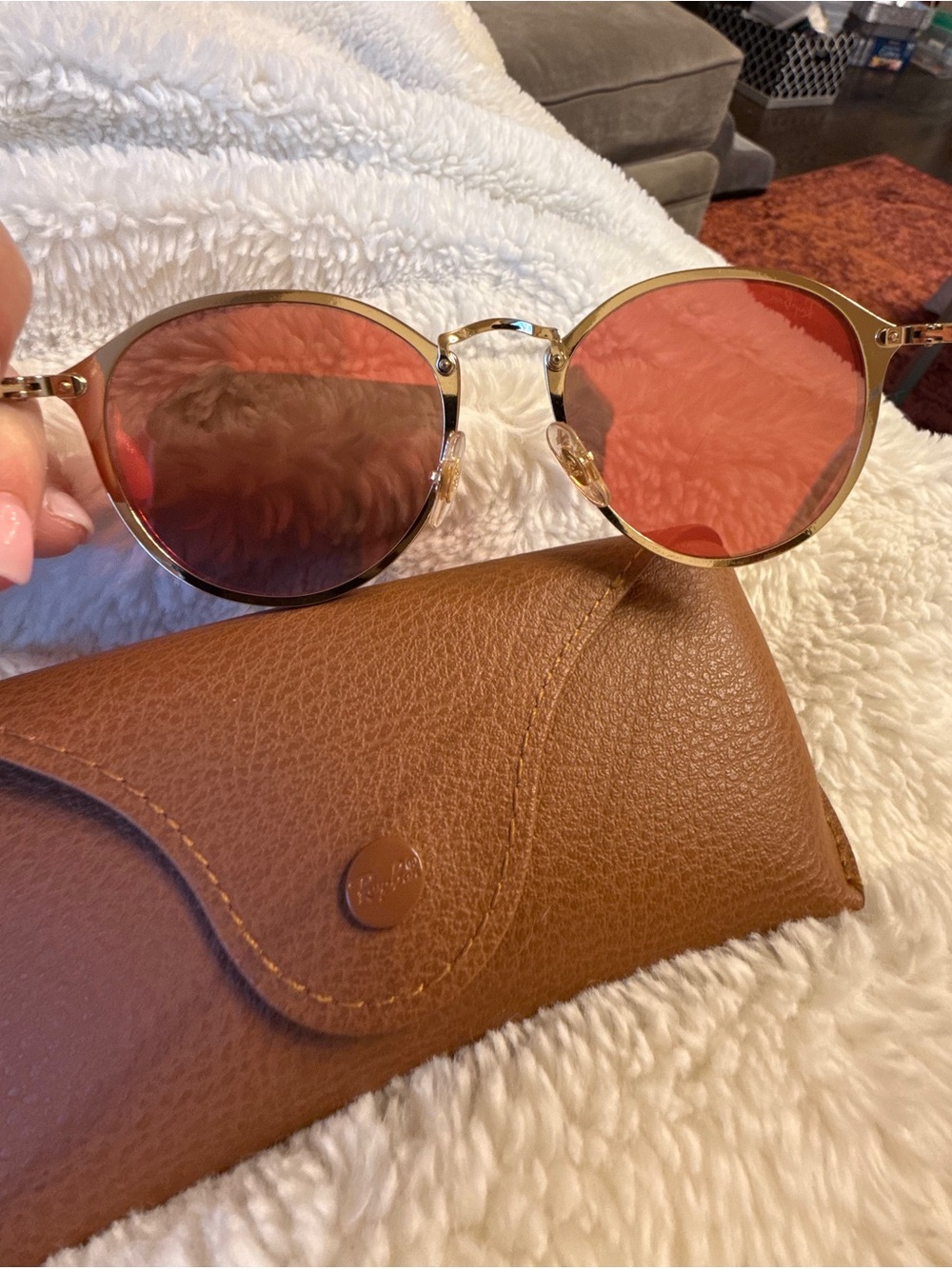 Ray-Ban Blaze Round Sunglasses. Gold frame with pink mirror lens.